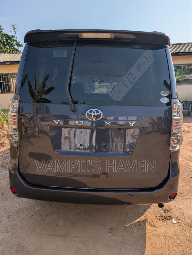 Toyota Voxy 2011 Gray photo 4