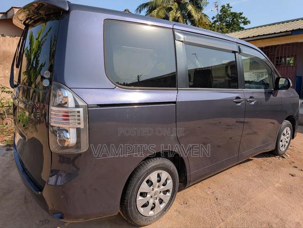 Toyota Voxy 2011 Gray photo 5