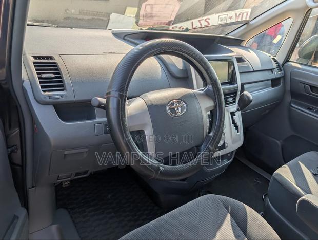Toyota Voxy 2011 Gray photo 6