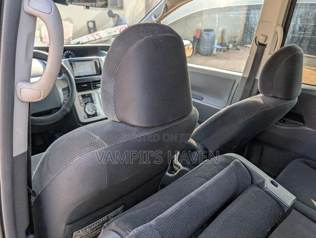Toyota Voxy 2011 Gray photo 7
