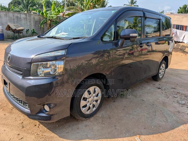 Toyota Voxy 2011 Gray photo 9