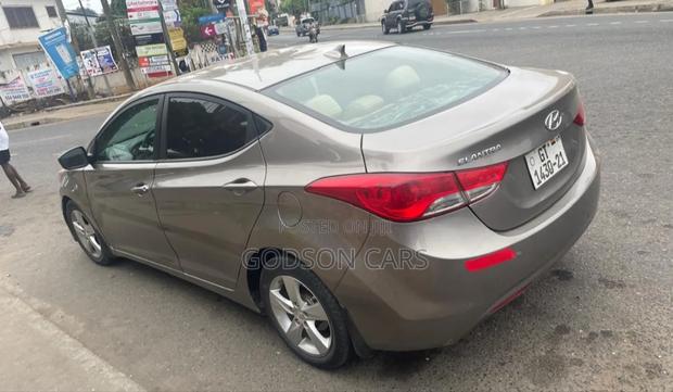 Hyundai Elantra Limited Sedan FWD (1.8L 4cyl 6A) 2013 Gold photo 2