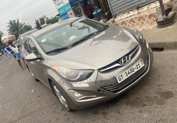 Hyundai Elantra Limited Sedan FWD (1.8L 4cyl 6A) 2013 Gold