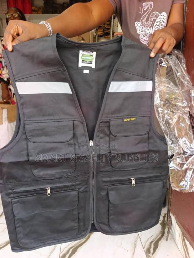 Black Media Vest · Photo 2
