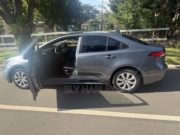 Toyota Corolla LE 2021 Gray photo 3