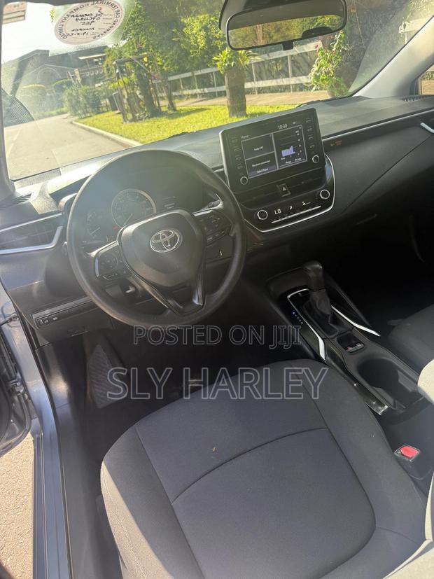 Toyota Corolla LE 2021 Gray photo 7