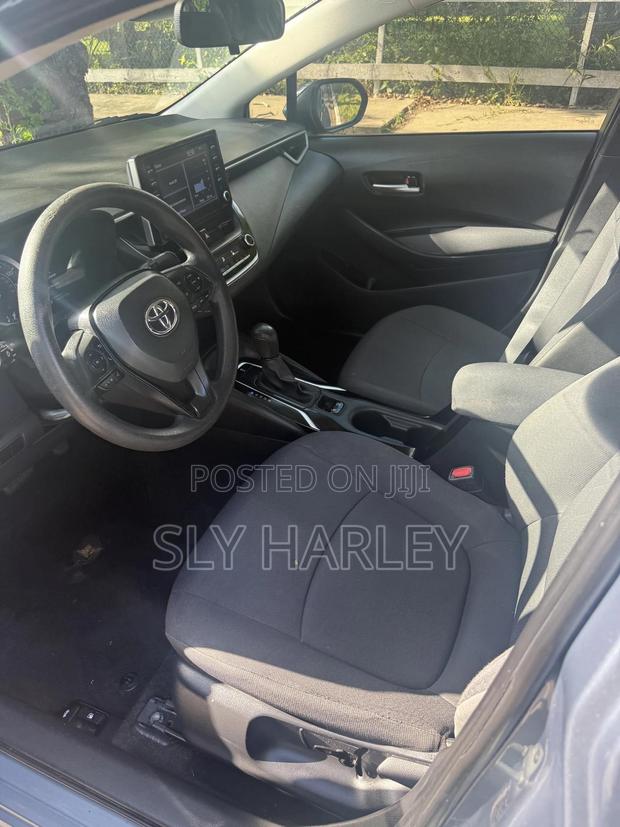 Toyota Corolla LE 2021 Gray photo 5