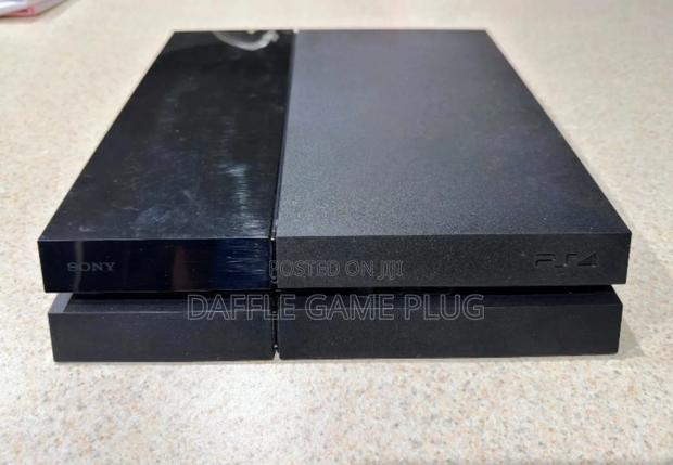 Ps4 Console 1 Terabyte With One Controller and 2 Games photo 2