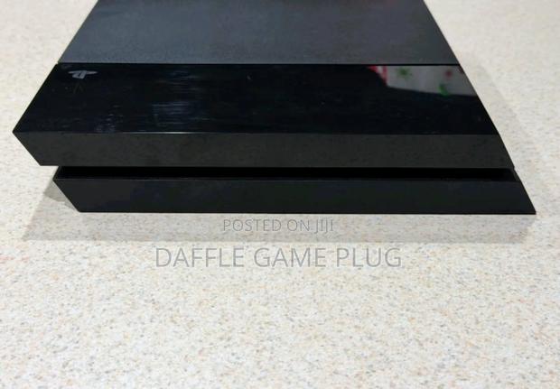 Ps4 Console 1 Terabyte With One Controller and 2 Games photo 3