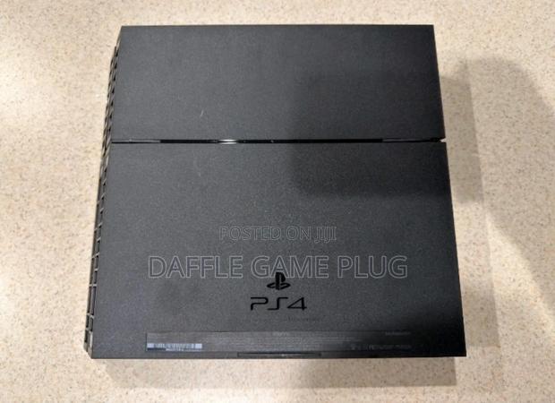 Ps4 Console 1 Terabyte With One Controller and 2 Games photo 4