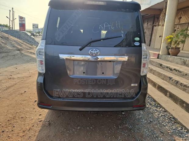 Toyota Voxy 2012 Gray