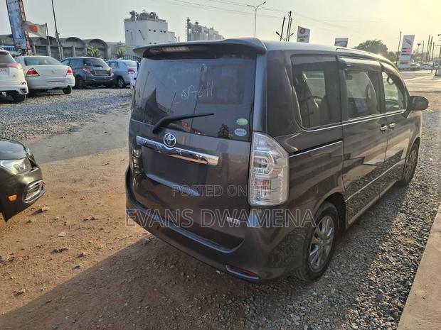 Toyota Voxy 2012 Gray
