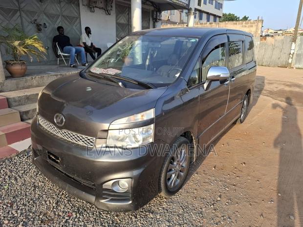Toyota Voxy 2012 Gray