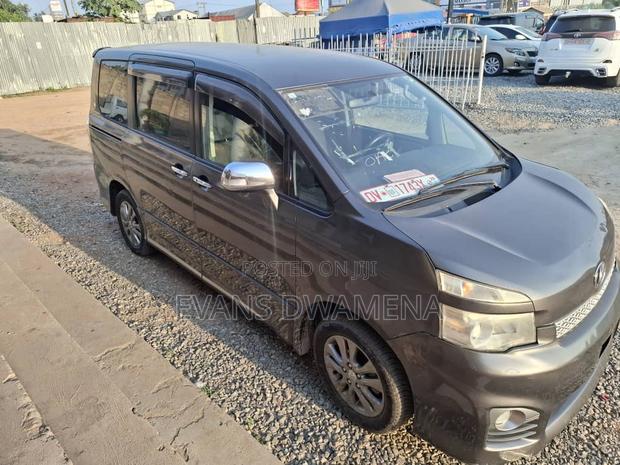 Toyota Voxy 2012 Gray