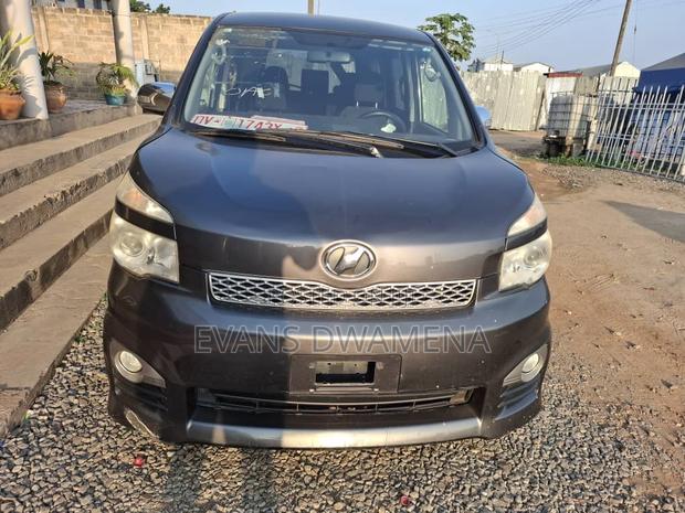 Toyota Voxy 2012 Gray