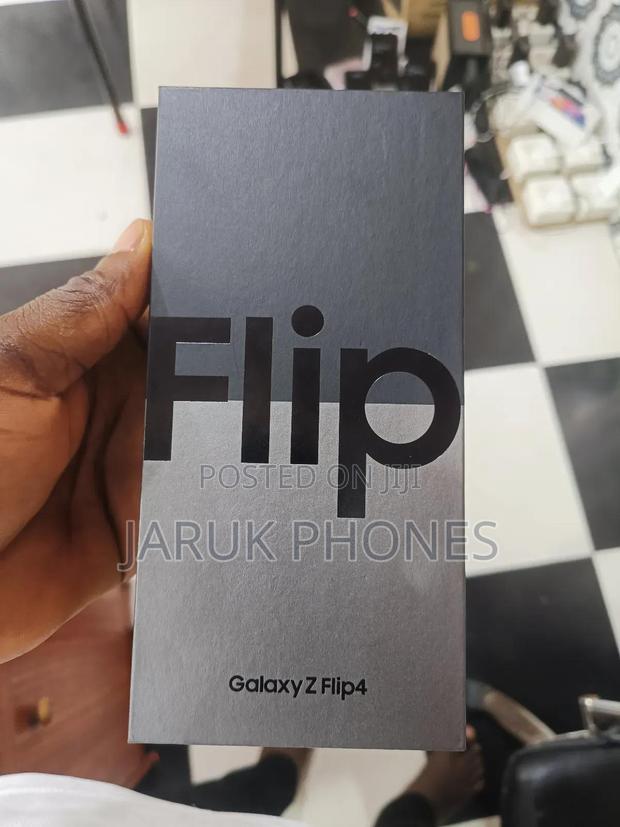 New Samsung Galaxy Z Flip4 256 GB Gold photo 2