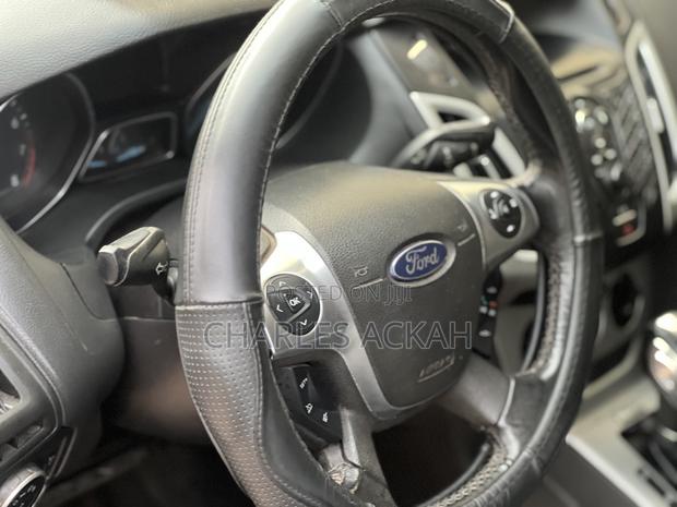 Ford Focus SE 5-Door 2013 Silver photo 2
