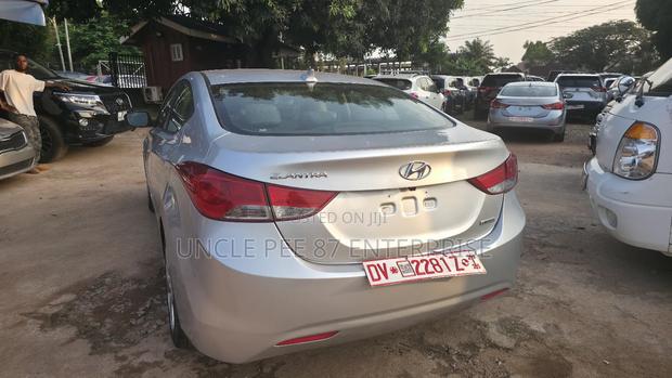 Hyundai Elantra Limited Sedan FWD (1.8L 4cyl 6A) 2013 Silver photo 3