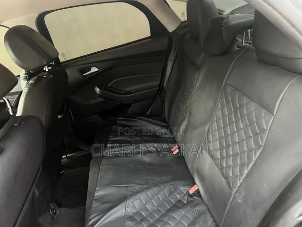 Ford Focus SE 5-Door 2013 Silver photo 3