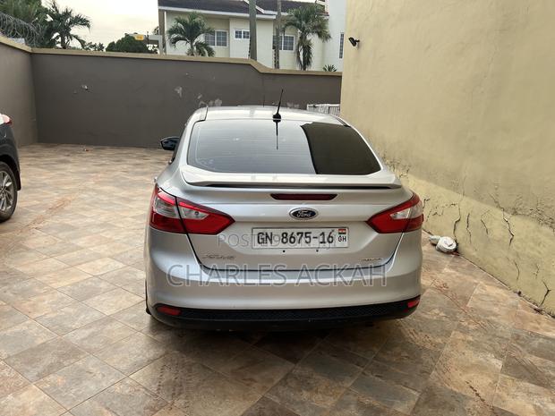 Ford Focus SE 5-Door 2013 Silver photo 4