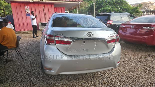 Toyota Corolla LE 4dr Sedan (1.8L 4cyl CVT) 2016 Silver photo 2