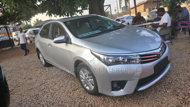 Toyota Corolla LE 4dr Sedan (1.8L 4cyl CVT) 2016 Silver photo 3