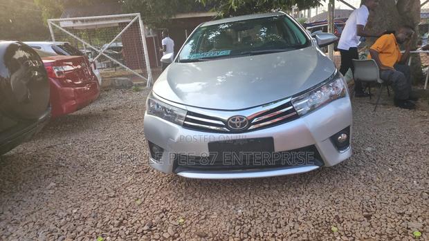 Toyota Corolla LE 4dr Sedan (1.8L 4cyl CVT) 2016 Silver photo 4