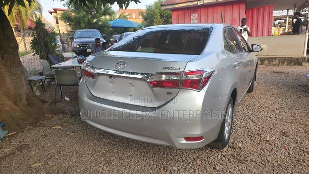 Toyota Corolla LE 4dr Sedan (1.8L 4cyl CVT) 2016 Silver photo 5