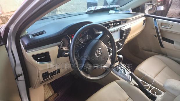 Toyota Corolla LE 4dr Sedan (1.8L 4cyl CVT) 2016 Silver photo 9