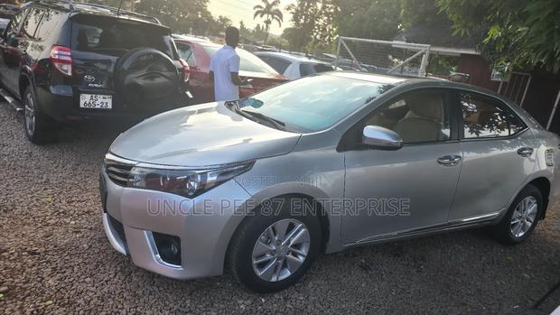 Toyota Corolla LE 4dr Sedan (1.8L 4cyl CVT) 2016 Silver photo 11
