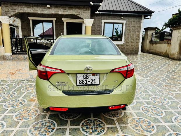 Toyota Corolla LE 4dr Sedan (1.8L 4cyl CVT) 2015 Green photo 4