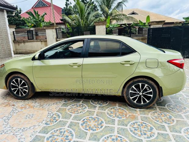 Toyota Corolla LE 4dr Sedan (1.8L 4cyl CVT) 2015 Green photo 6
