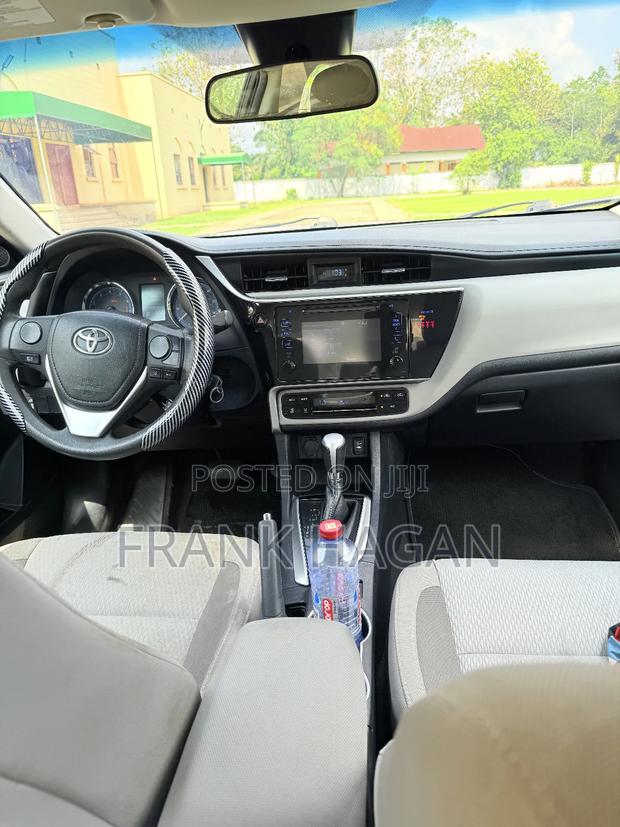 Toyota Corolla LE (1.8L 4cyl 2A) 2019 Black photo 4