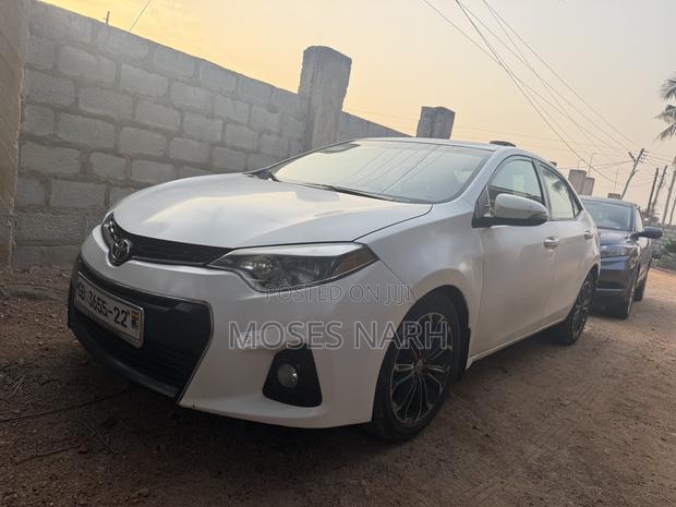 Toyota Corolla S 4dr Sedan (1.8L 4cyl CVT) 2015 White