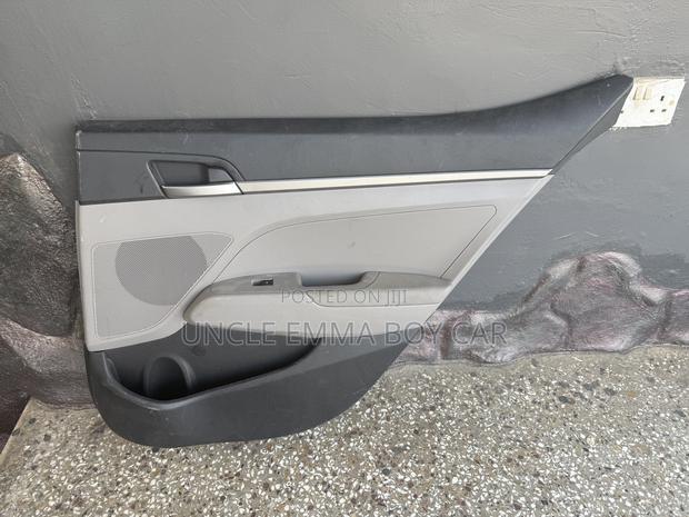 2017 Hyundai Elantra Right Side Door Card, Inside Door Handle & Switch photo 2