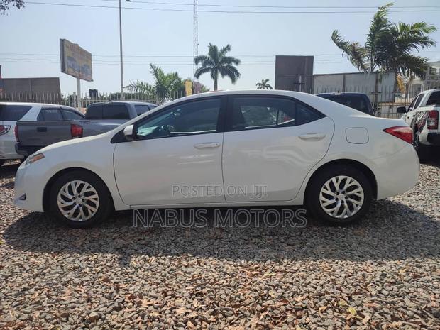 Toyota Corolla LE Eco (1.8L 4cyl 2A) 2019 White