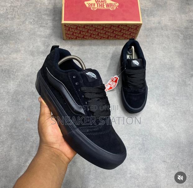 Knu Skool Vans Triple Black Sneaker · Photo 4