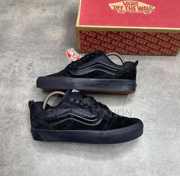 Knu Skool Vans Triple Black Sneaker · Photo 3