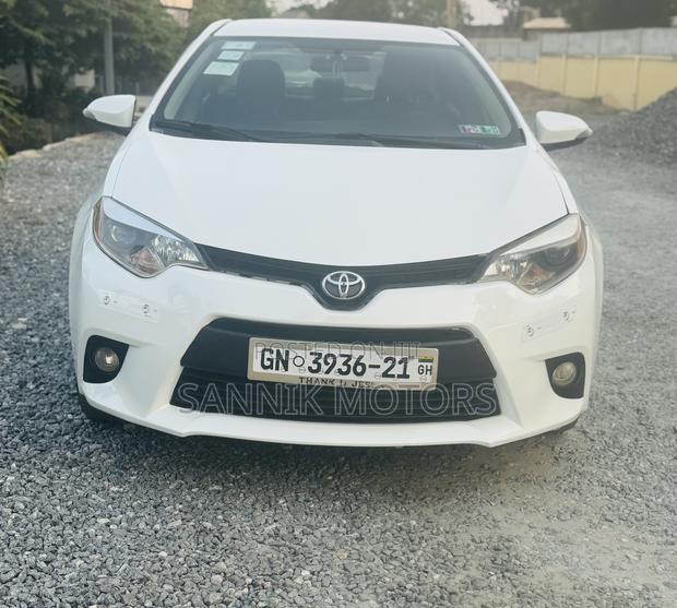 Toyota Corolla LE 4dr Sedan (1.8L 4cyl CVT) 2015 White