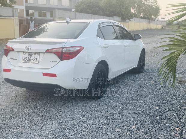 Toyota Corolla LE 4dr Sedan (1.8L 4cyl CVT) 2015 White