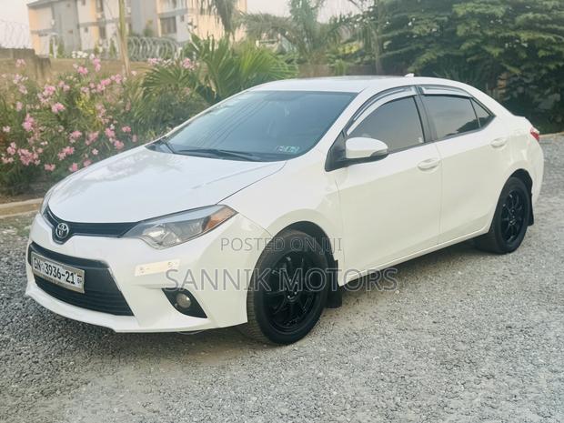 Toyota Corolla LE 4dr Sedan (1.8L 4cyl CVT) 2015 White