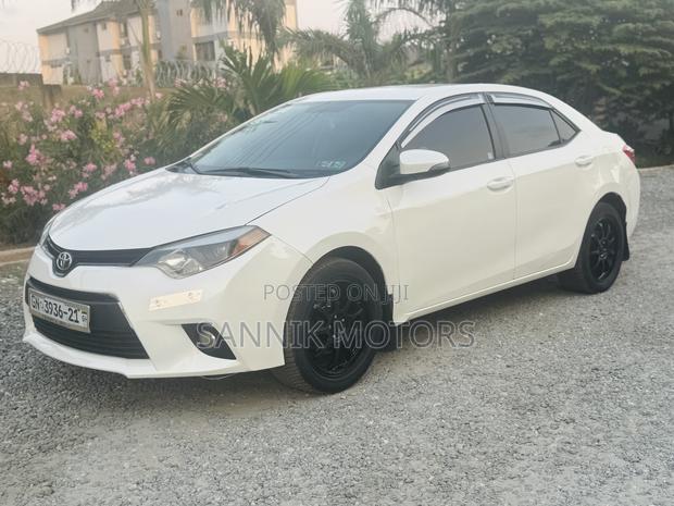 Toyota Corolla LE 4dr Sedan (1.8L 4cyl CVT) 2015 White