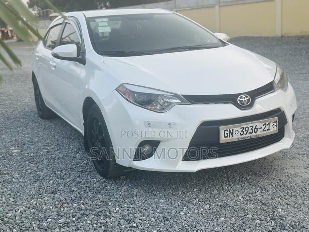 Toyota Corolla LE 4dr Sedan (1.8L 4cyl CVT) 2015 White