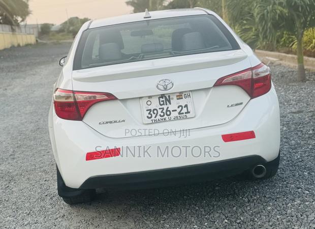 Toyota Corolla LE 4dr Sedan (1.8L 4cyl CVT) 2015 White