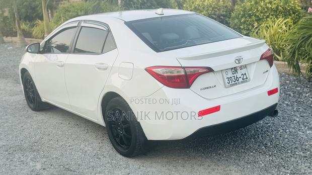 Toyota Corolla LE 4dr Sedan (1.8L 4cyl CVT) 2015 White