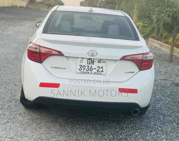 Toyota Corolla LE 4dr Sedan (1.8L 4cyl CVT) 2015 White