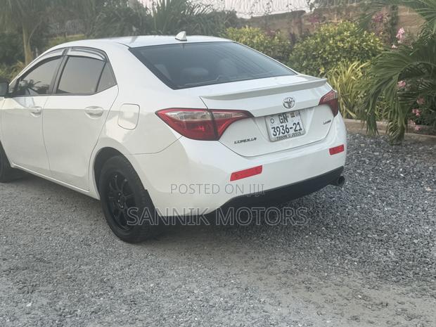 Toyota Corolla LE 4dr Sedan (1.8L 4cyl CVT) 2015 White