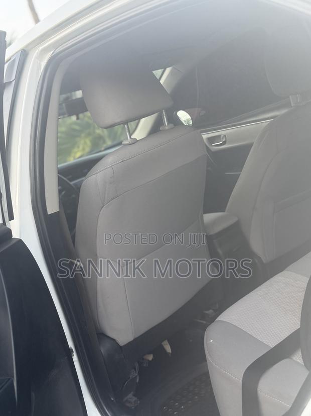 Toyota Corolla LE 4dr Sedan (1.8L 4cyl CVT) 2015 White