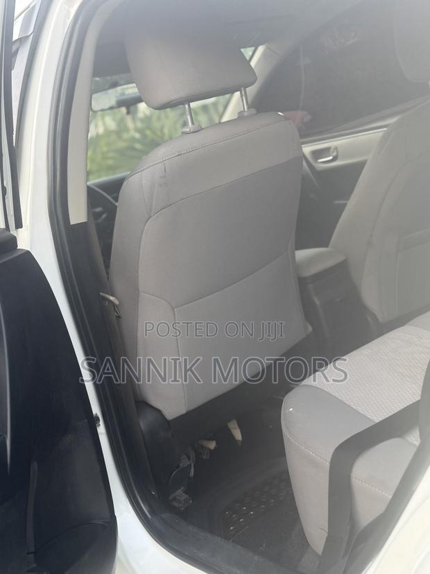 Toyota Corolla LE 4dr Sedan (1.8L 4cyl CVT) 2015 White