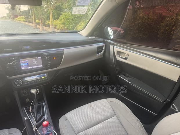 Toyota Corolla LE 4dr Sedan (1.8L 4cyl CVT) 2015 White